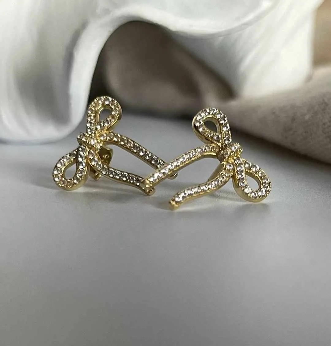 Avi Jewels CARLA ørestikker — forgyldte sølv sløjfer besat med zirkonia