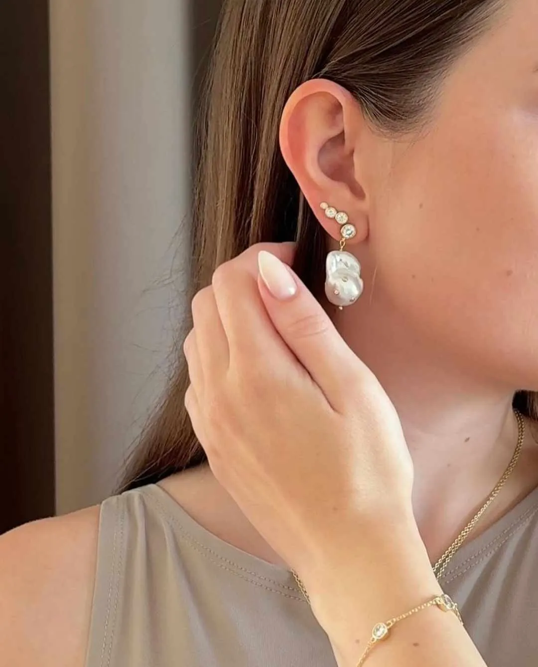 Model med Avi Jewels perleørering og fint forgyldt armbånd — håndlavet dansk smykkedesign