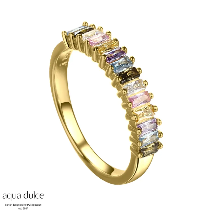 Aqua Dulce PHILINA ring i forgyldt sølv med rækker af farvede baguette zirkonia sten