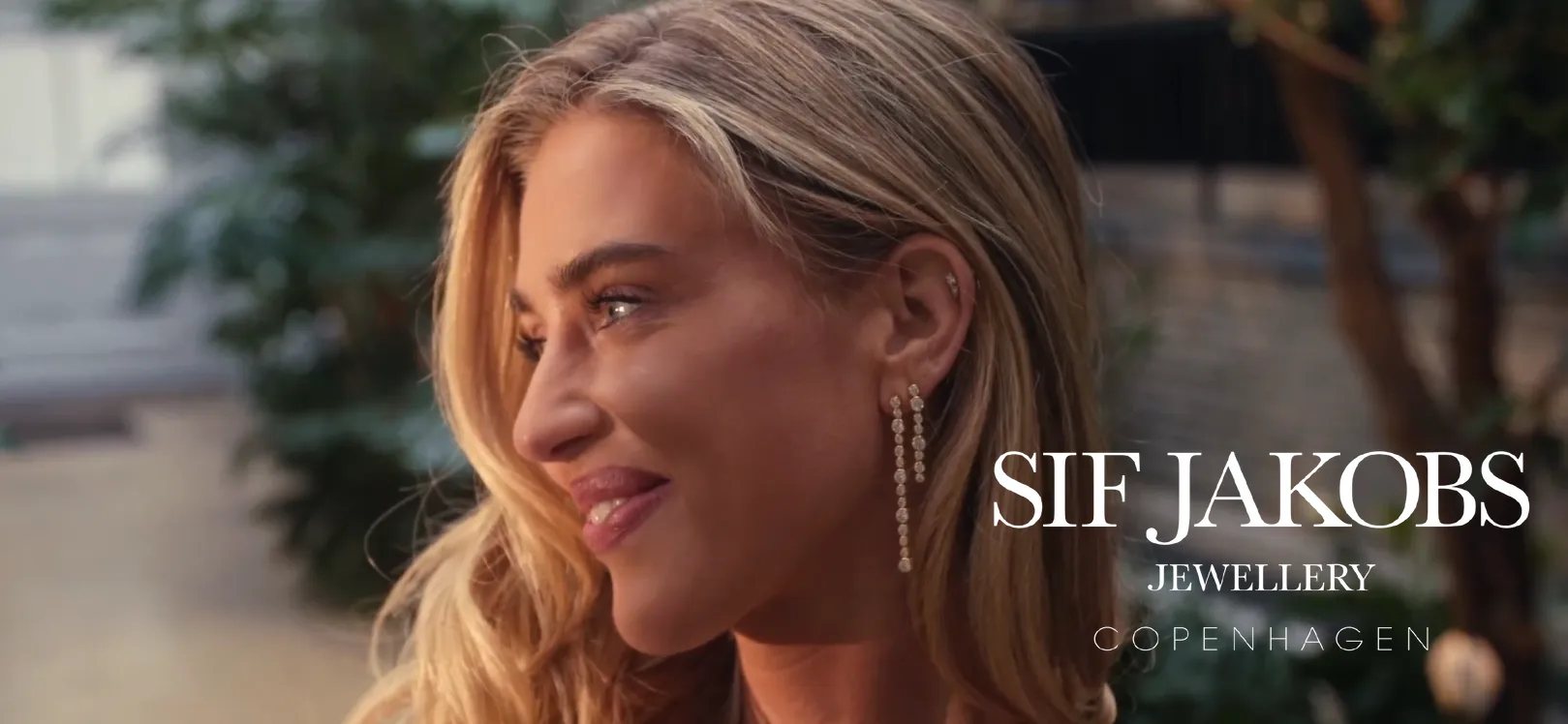 Sif Jakobs Jewellery – kvinde med elegante øreringe i italiensk inspireret design