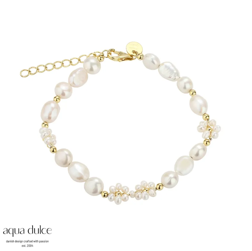 Aqua Dulce WONDERFUL DAISY armbånd med hvide ferskvandsperler og små perleblomster i forgyldt sølv